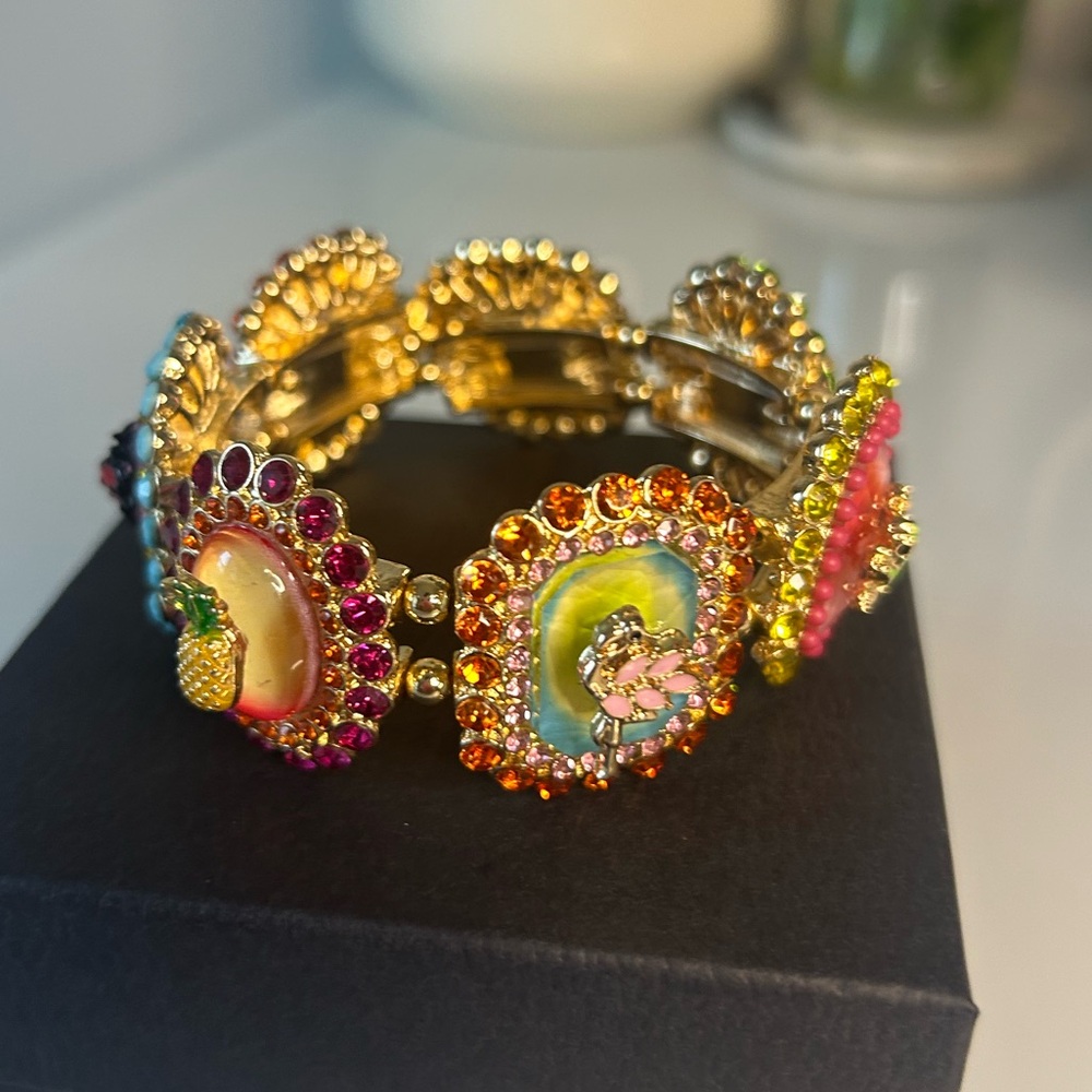 Viral Betsey Johnson spring Colorful cameo Stretch Bracelet - Picture 3 of 7